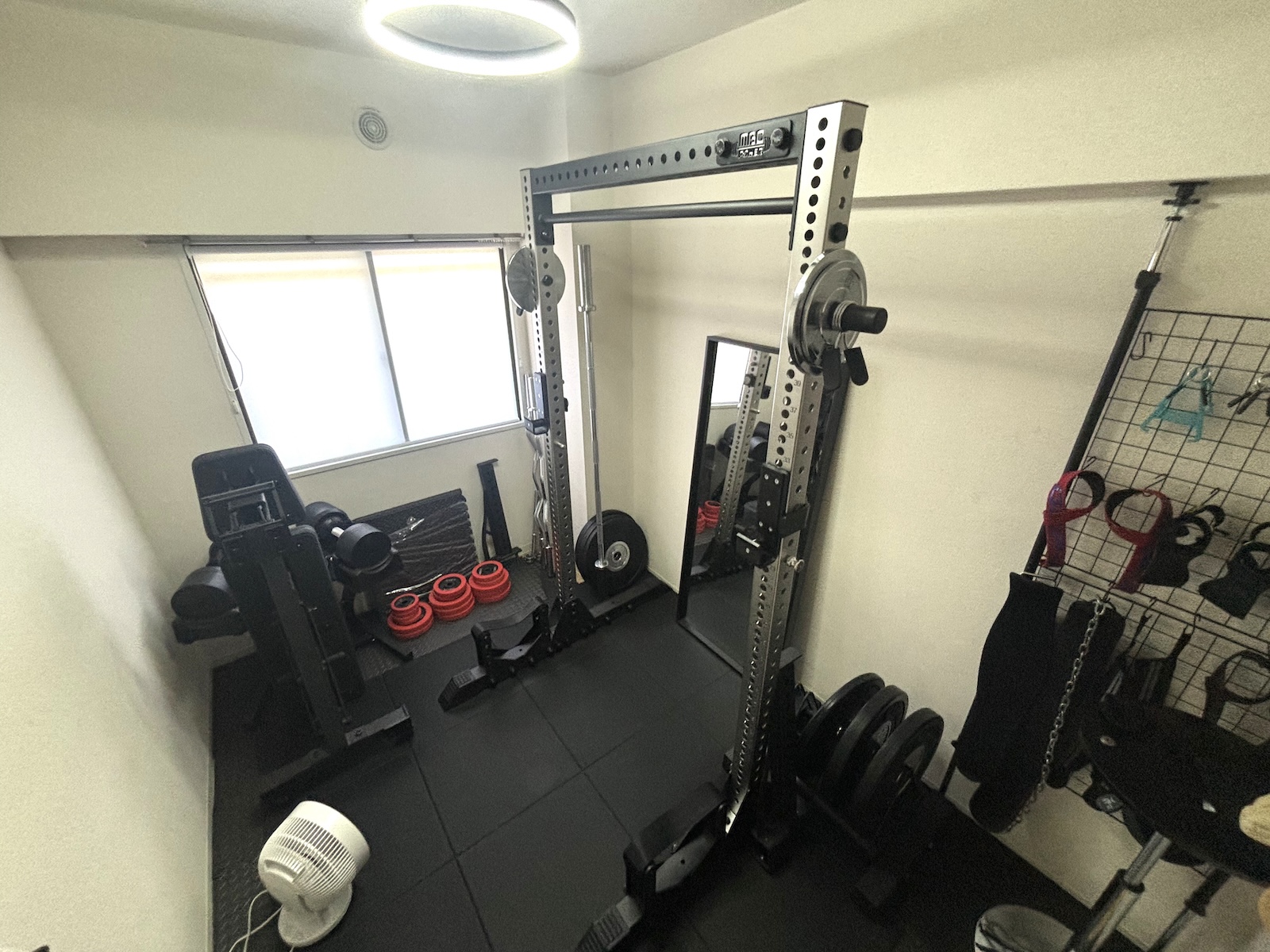 狭い4畳を活かす！本格ホームジムの作り方 | 実際の制作事例もご紹介